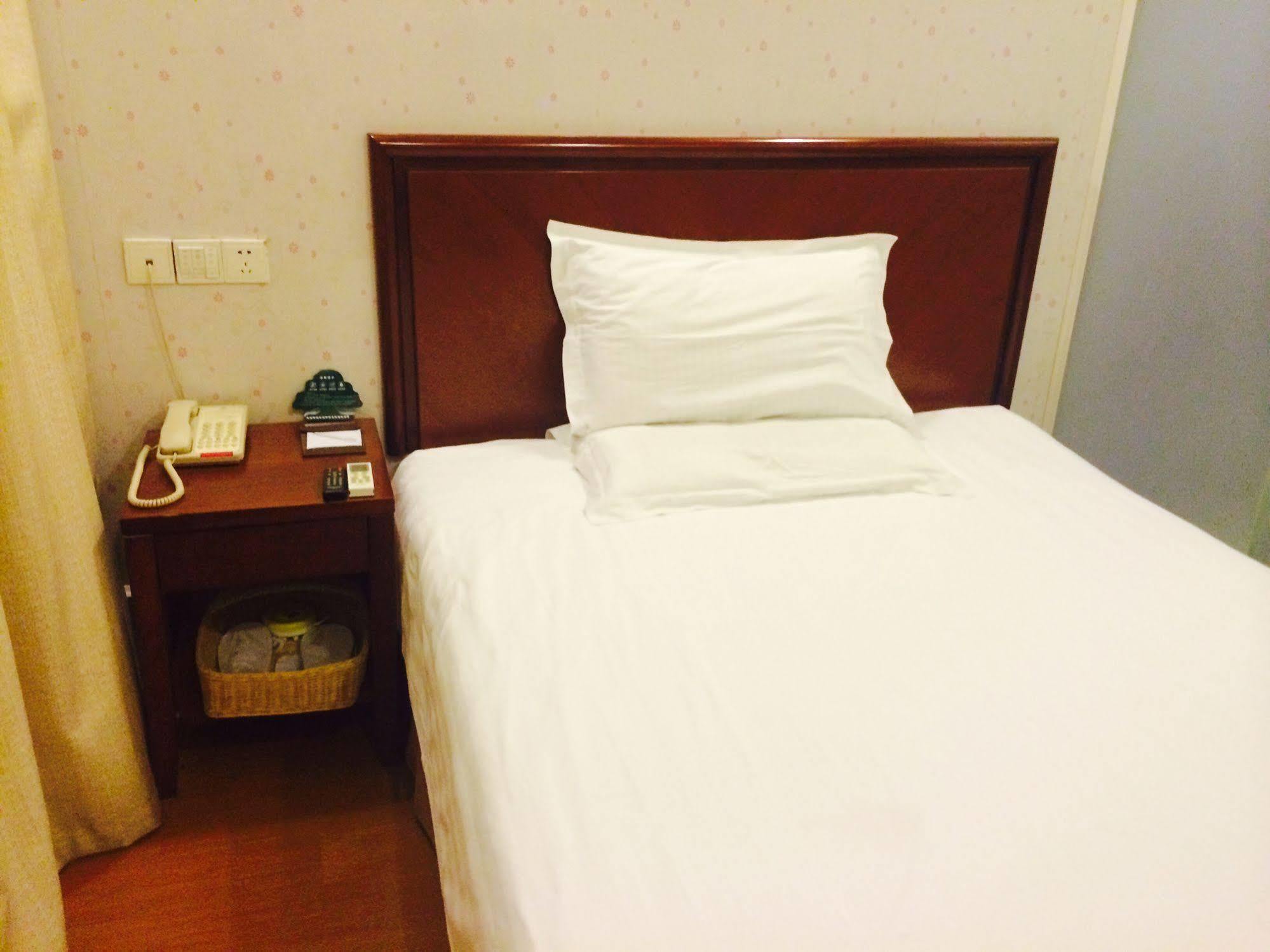 Greentree Inn Shanghai Dongming Road Subway Station Express Hotel Esterno foto