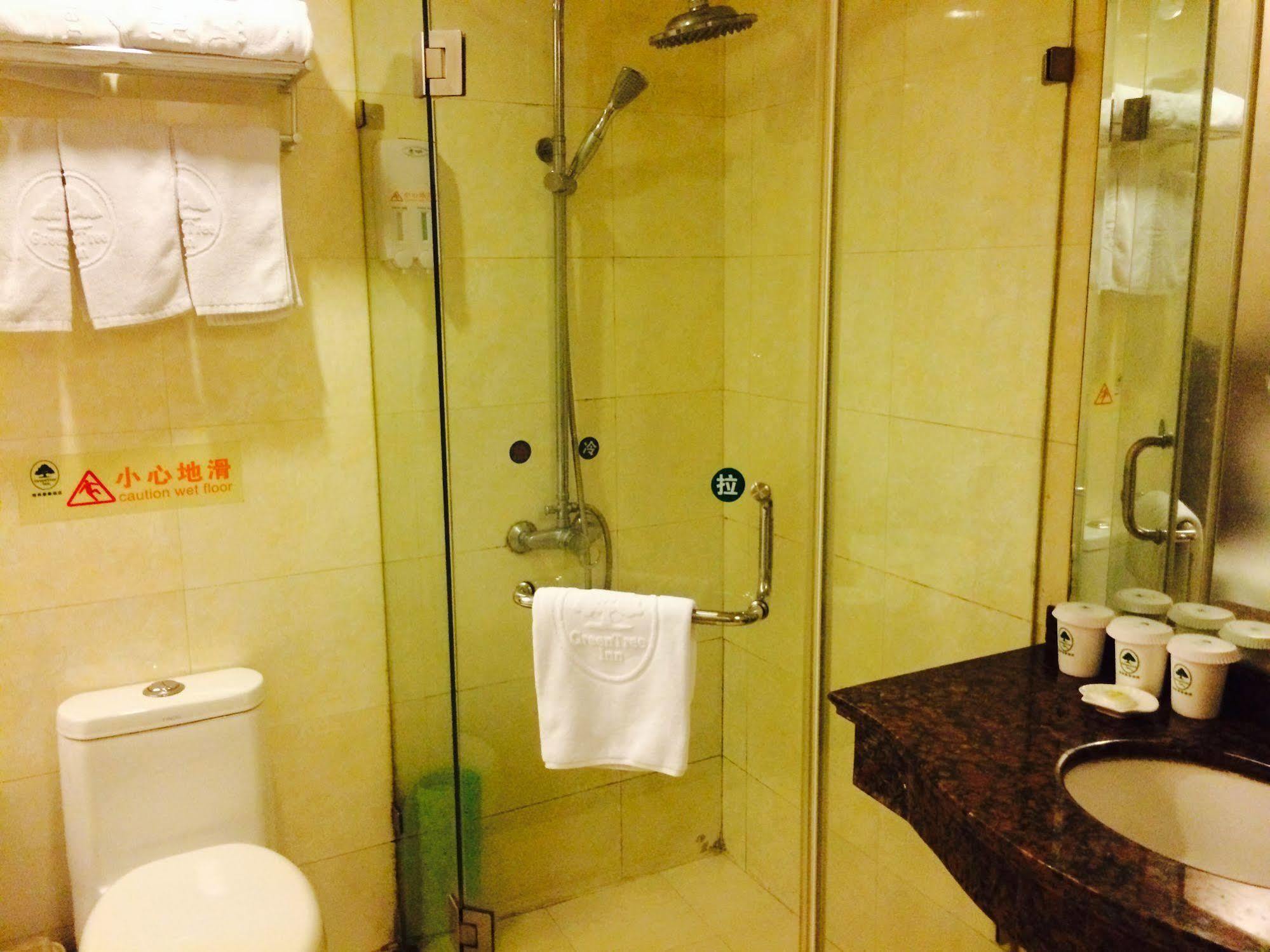Greentree Inn Shanghai Dongming Road Subway Station Express Hotel Esterno foto