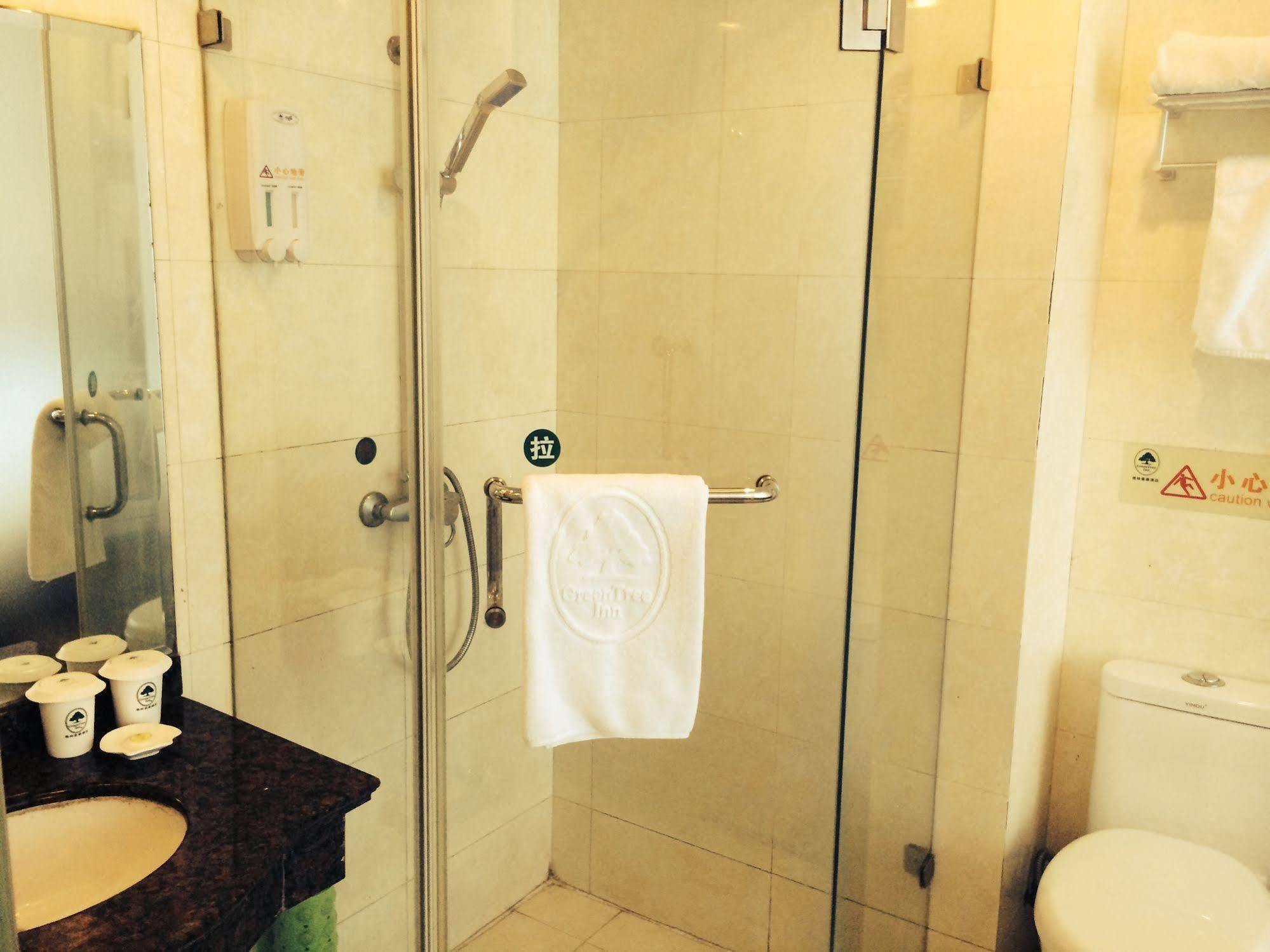 Greentree Inn Shanghai Dongming Road Subway Station Express Hotel Esterno foto
